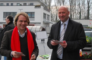Martin Mertens mit Rainer Thiel am Infostand am CAP